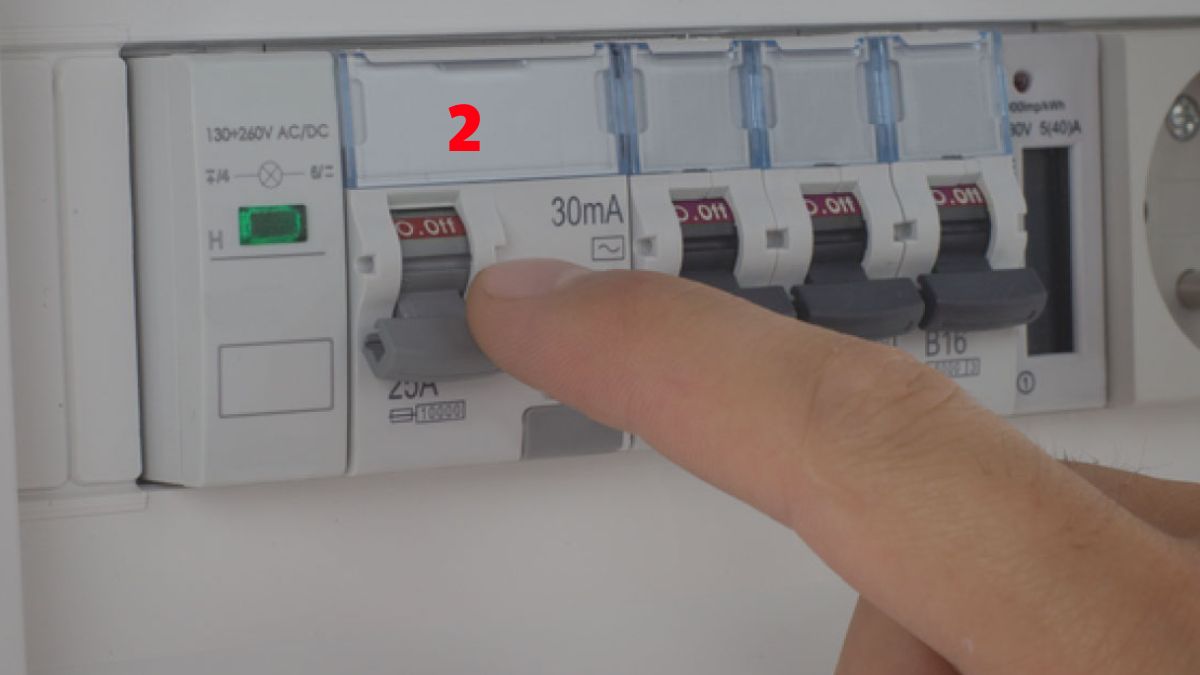 Reset bằng nút ON/OFF trên dàn lạnh của điều hòa Daikin