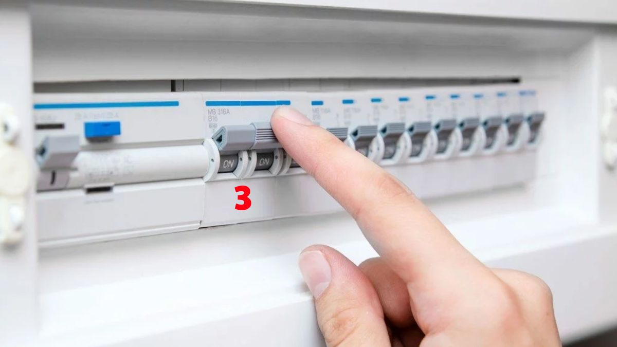 Reset máy lạnh Daikin bằng aptomat (ngắt nguồn điện)