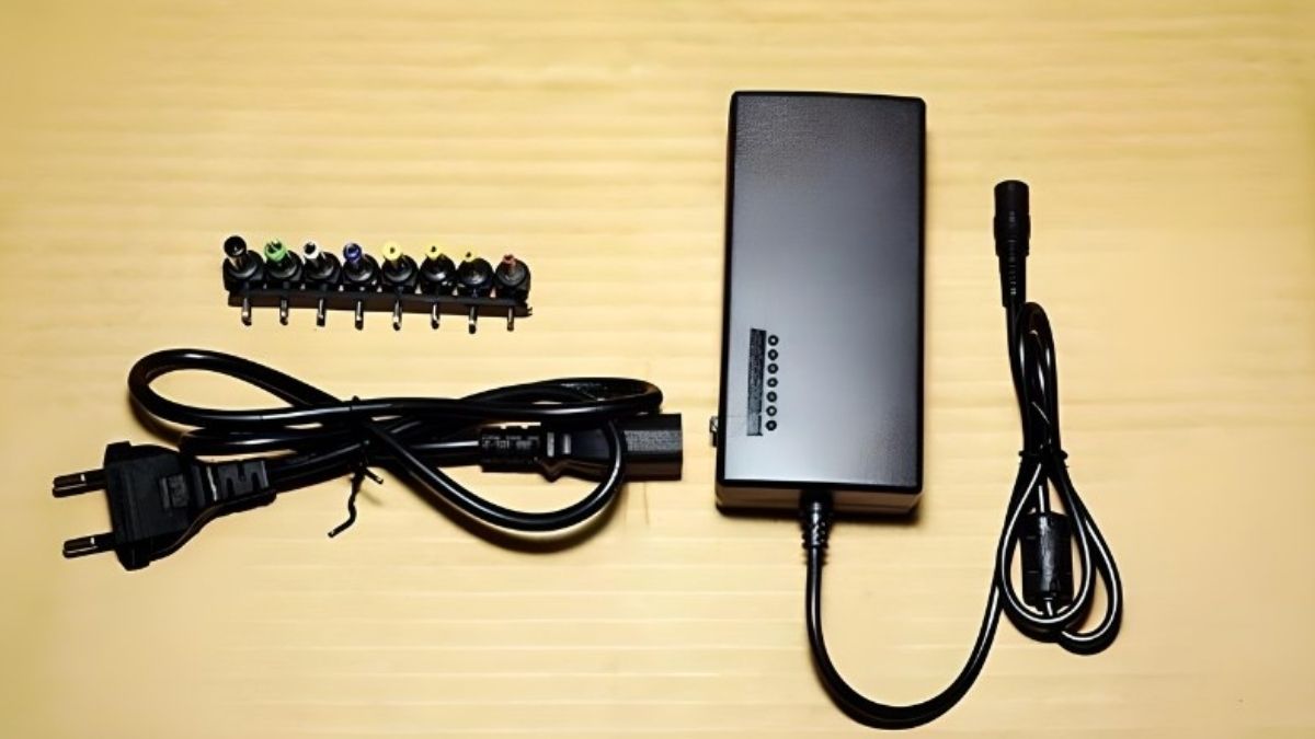 Sạc bằng bộ sạc đa năng chuyên dụng