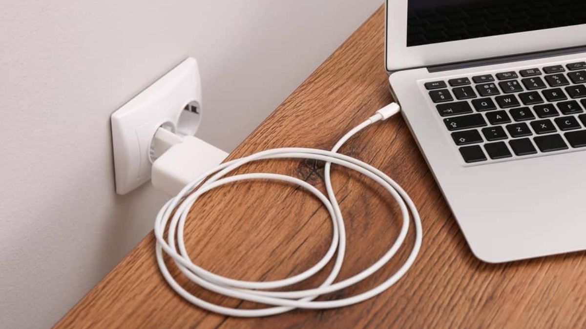 Cắm sạc đúng cách sẽ không làm chai pin laptop