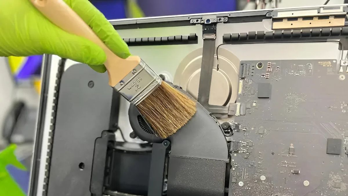 Vệ sinh khe tản nhiệt giúp laptop mát và pin bền