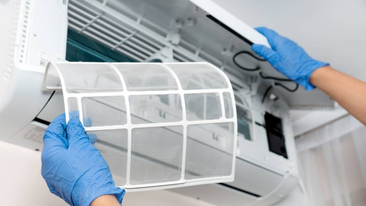 Tháo lưới lọc vệ sinh sạch tránh bị báo đèn vàng