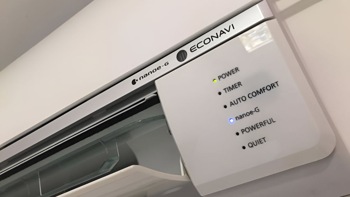 Đèn xanh báo trạng thái hoạt động của điều hòa Panasonic