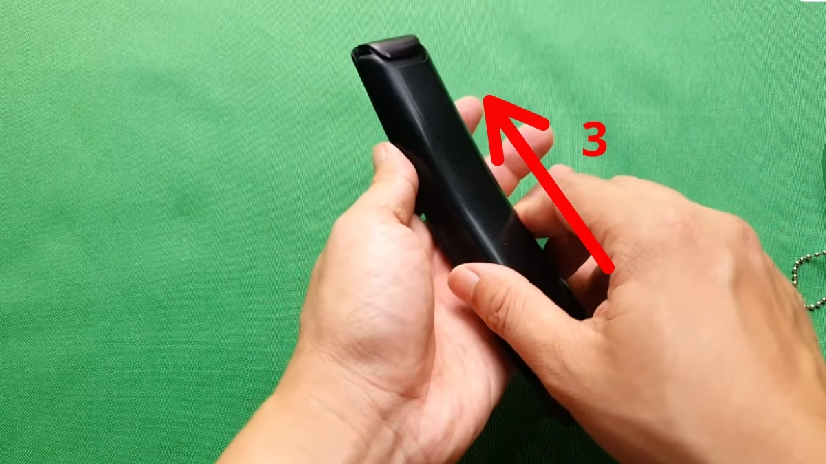 Cách thay pin điều khiển tivi Samsung thông minh từ xa loại nắp lưng trượt