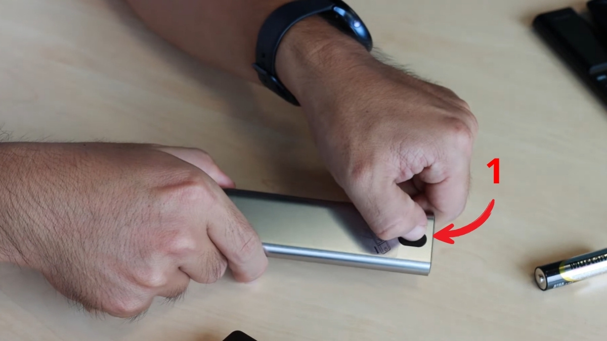 Cách thay pin điều khiển tivi Samsung thông minh từ xa loại khay pin rút