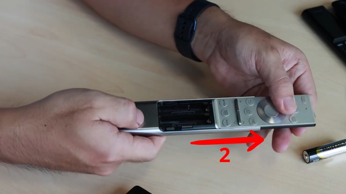 Cách thay pin điều khiển tivi Samsung thông minh từ xa loại khay pin rút