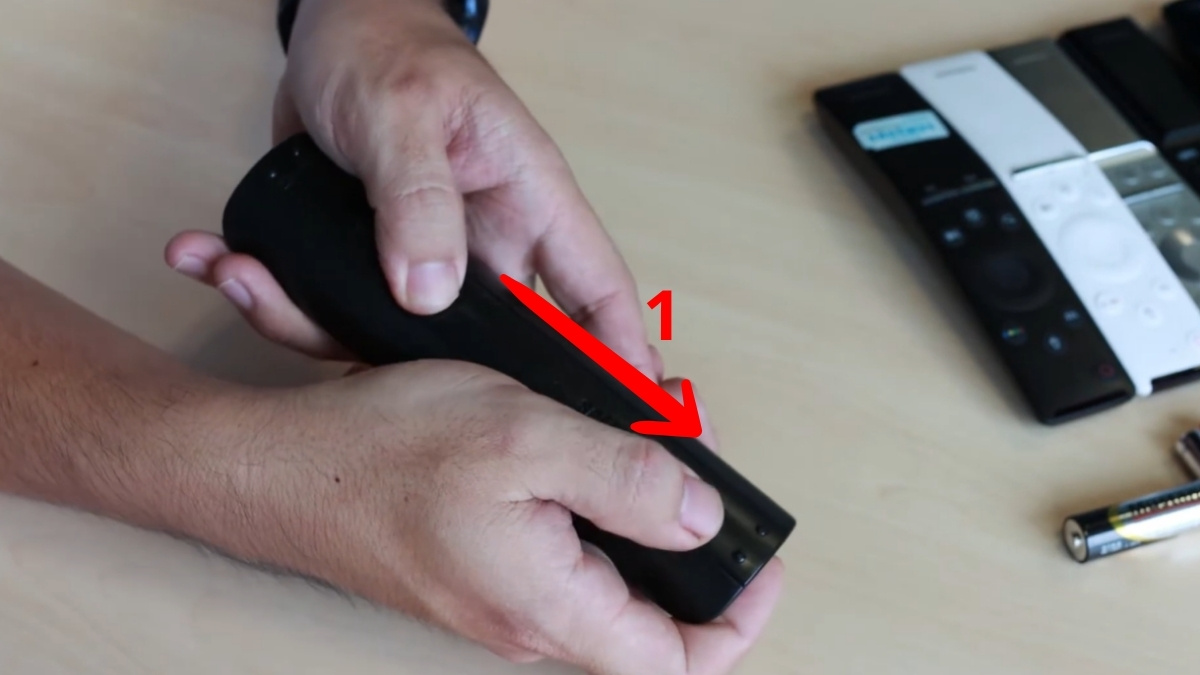 Cách thay pin điều khiển tivi Samsung thông thường