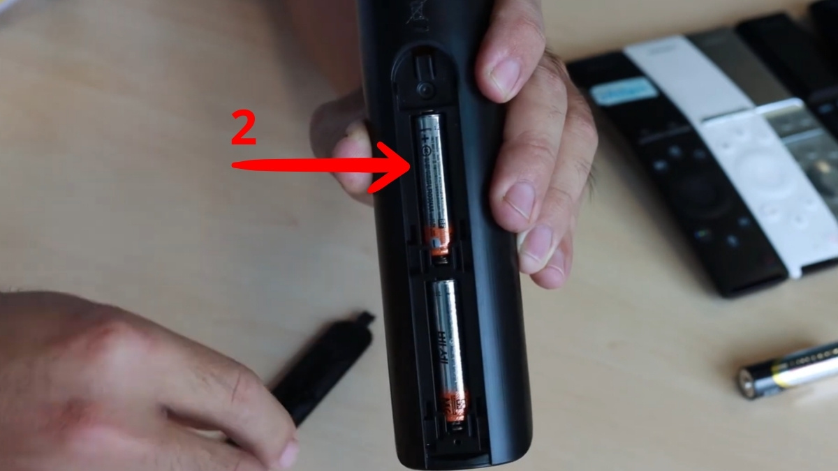 Cách thay pin điều khiển tivi Samsung thông thường