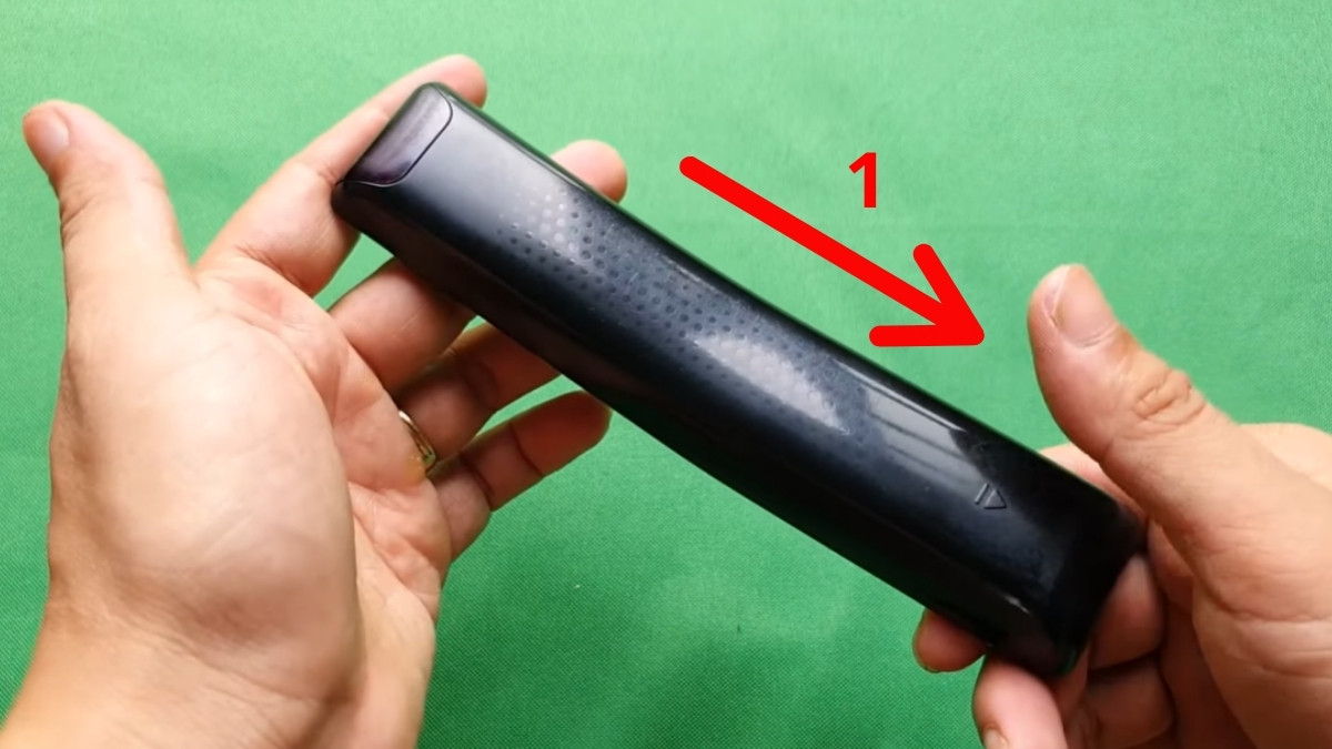 Cách thay pin điều khiển tivi Samsung thông minh từ xa loại nắp lưng trượt