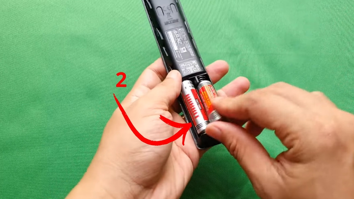 Cách thay pin điều khiển tivi Samsung thông minh từ xa loại nắp lưng trượt