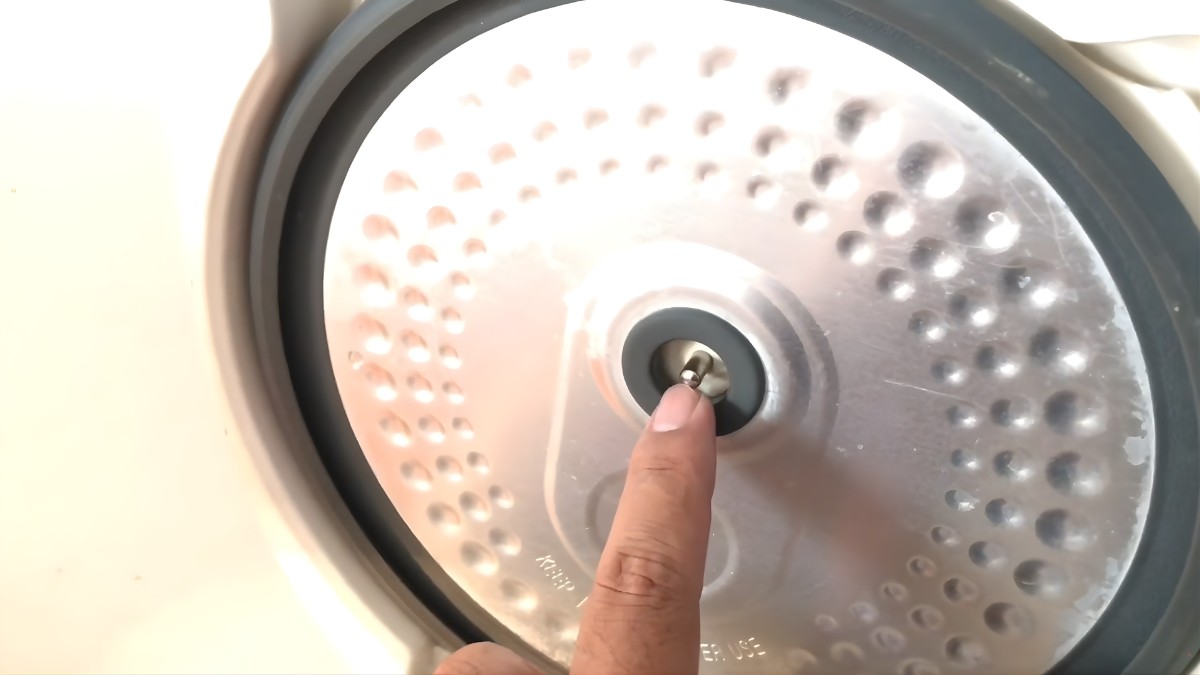 Kiểm tra lại nắp nồi cơm điện