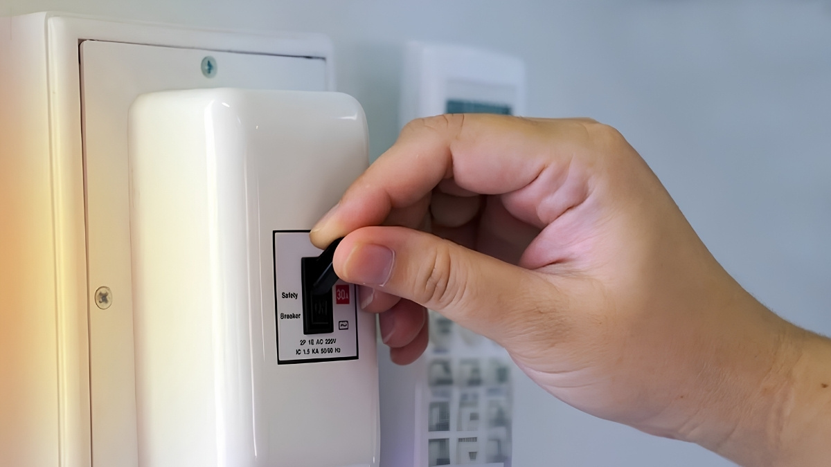Kiểm tra lại nguồn cấp điện cho điều hòa