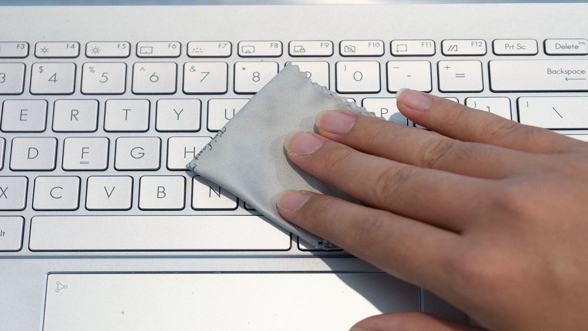 Vệ sinh bàn phím lỗi đánh số trên laptop Dell đúng cách