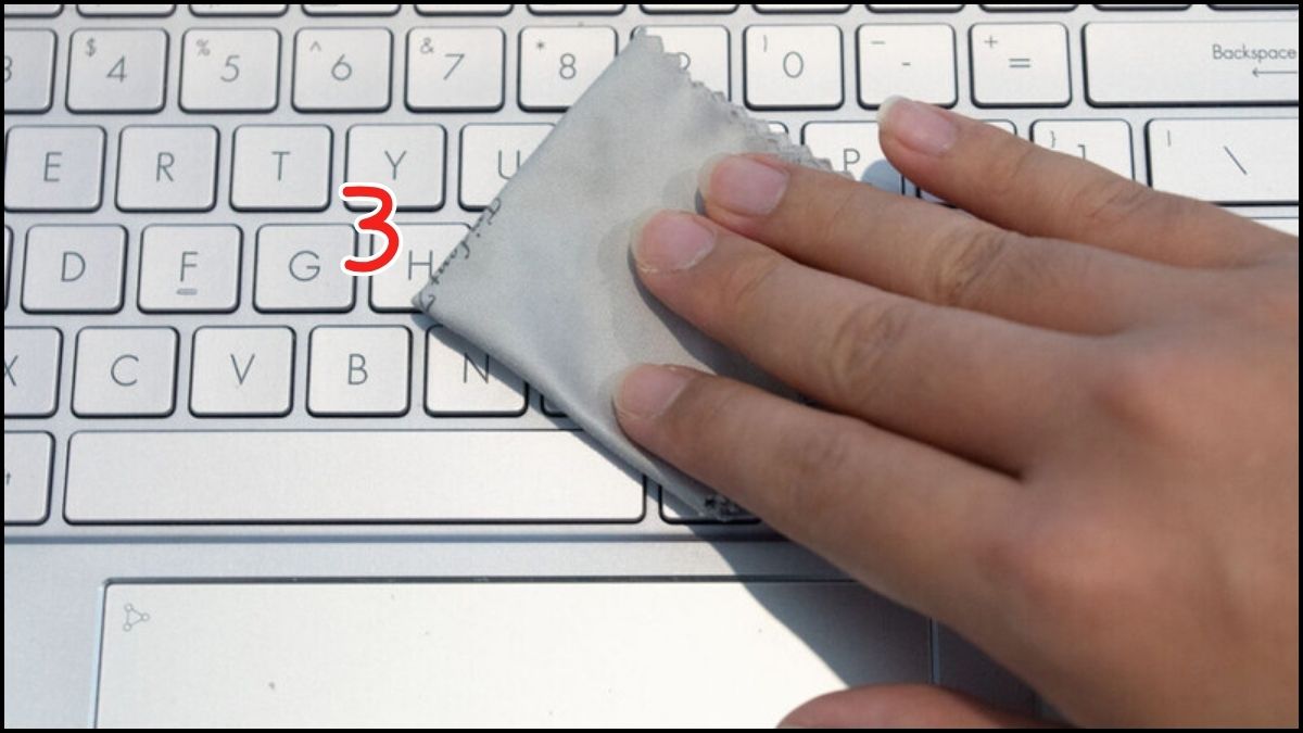 Vệ sinh bàn phím và kiểm tra kẹt phím