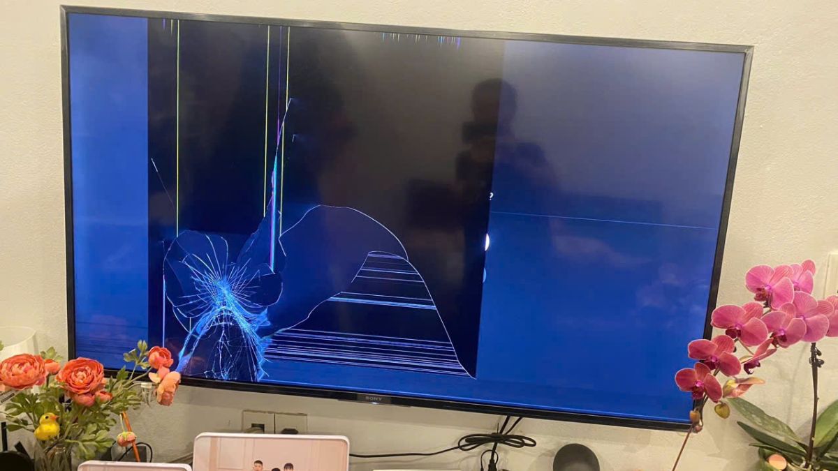 Một số lỗi màn hình tivi Samsung không nên tự sửa