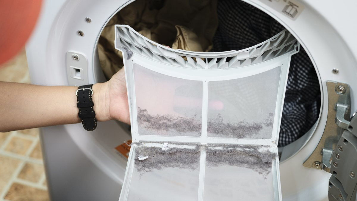 Không vệ sinh bộ lọc xơ vải là nguyên nhân máy sấy Electrolux thường xuyên báo lỗi