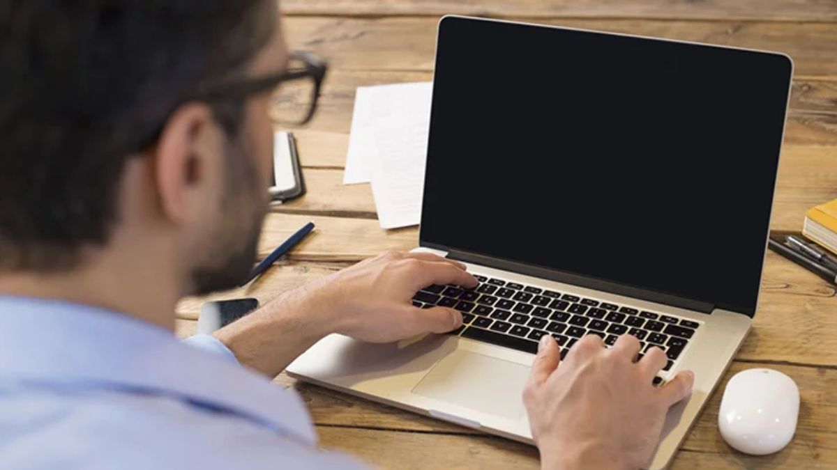 Máy chỉ đứng ở màn hình đen là dấu hiệu cho thấy lỗi win 11 không vào được màn hình chính