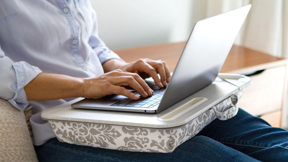 Sử dụng laptop trên bề mặt không thoáng khí