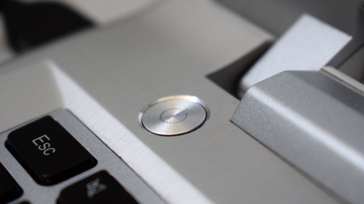 Khởi động lại laptop