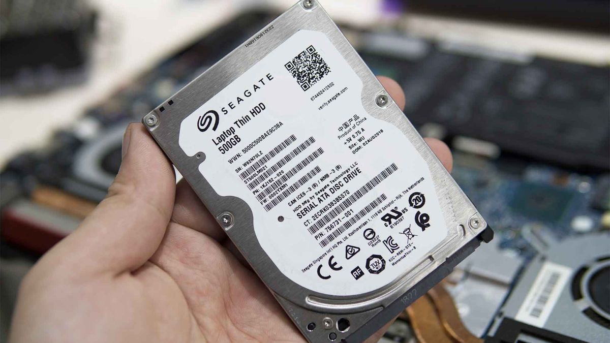 Kiểm tra ổ cứng để xử lý tình trạng laptop tự khởi động lại