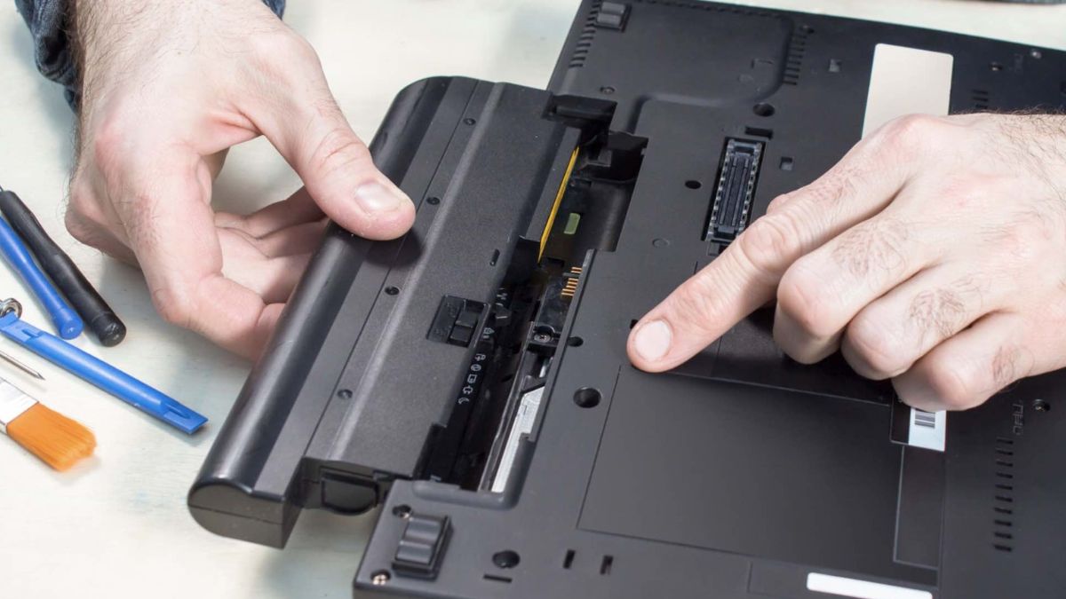 Kiểm tra kỹ pin và bộ sạc của máy 