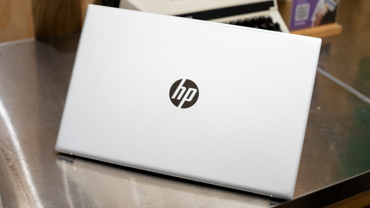 Chất liệu và độ hoàn thiện của laptop HP màu bạc