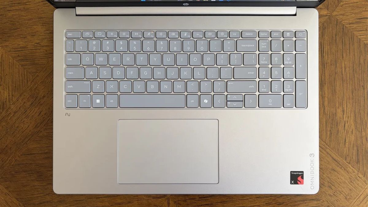 Laptop Dell màu xám bền bỉ cho công việc