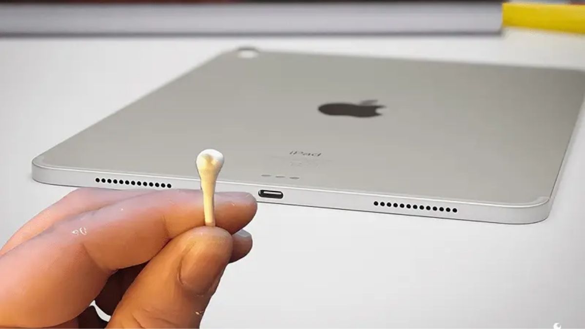 Vệ sinh loa iPad đúng cách