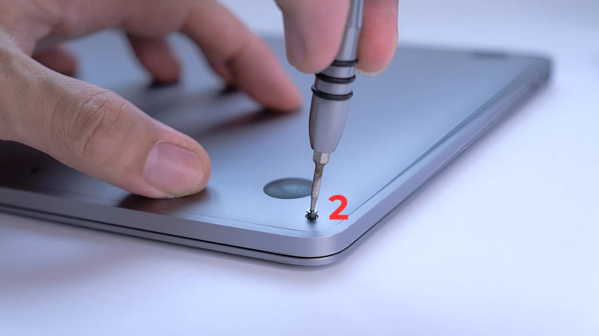 Cách khắc phục loa MacBook bị rè do bám bụi