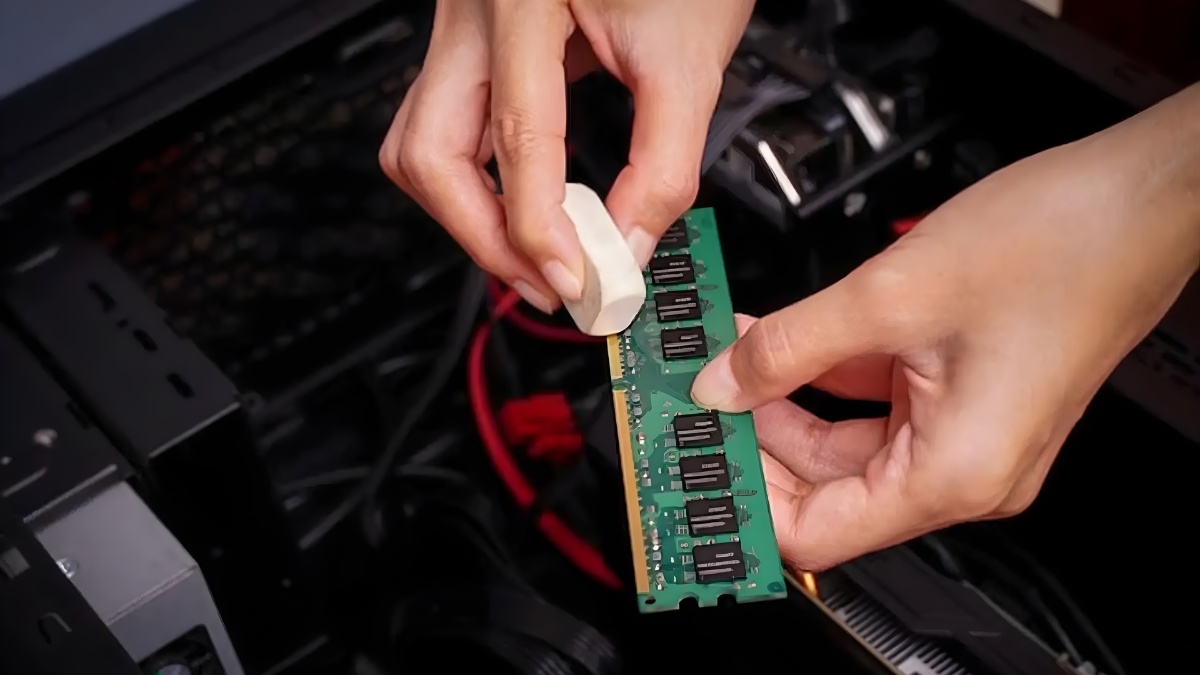 Vệ sinh thanh RAM sạch sẽ để không bị bám bụi