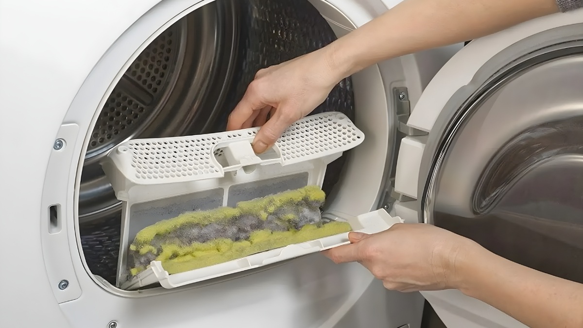 Bộ lọc xơ vải bị tắc khiến luồng khí nóng bị cản trở là nguyên nhân làm máy sấy Electrolux không nóng