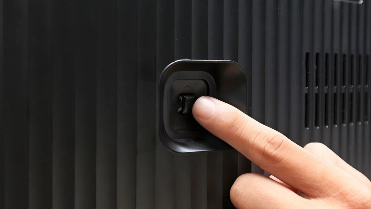 Vị trí nút nguồn của tivi ở phía sau màn hình