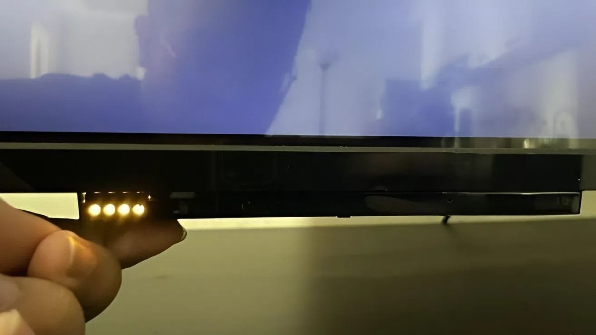 Vị trí nút nguồn của tivi nằm ở mặt đáy tivi