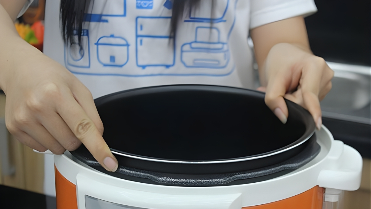 Kiểm tra và đặt lại lòng nồi đúng vị trí