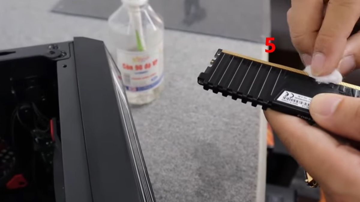 Tháo và vệ sinh RAM PC