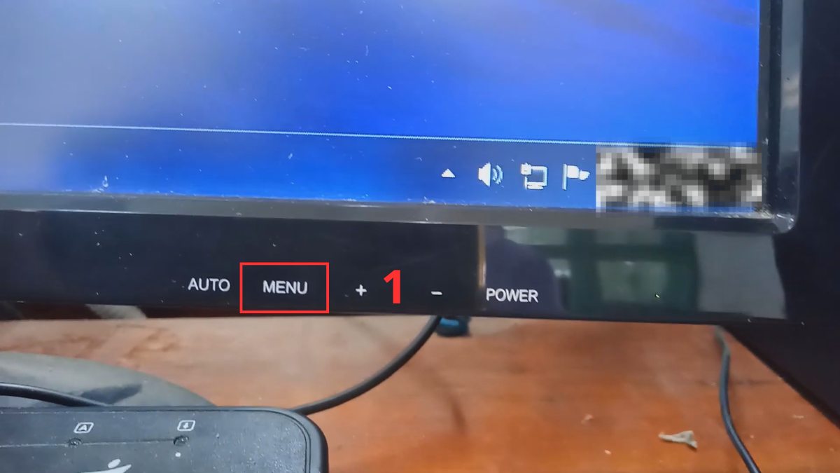 Sử dụng nút vật lý trên màn hình để tăng - giảm độ sáng màn hình PC