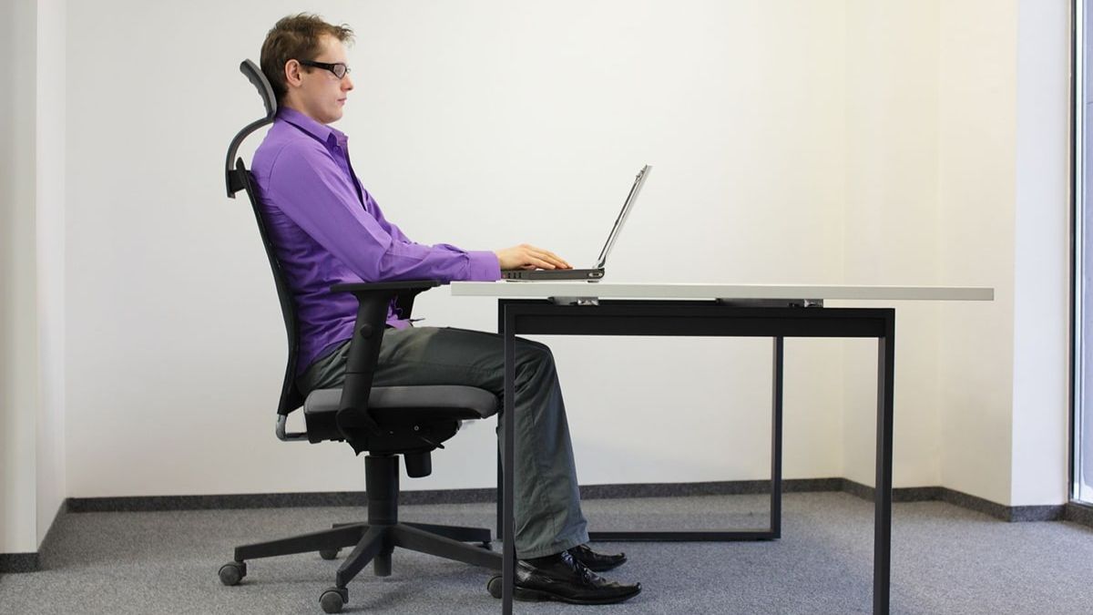 Ngồi thẳng lưng, vai thả lỏng