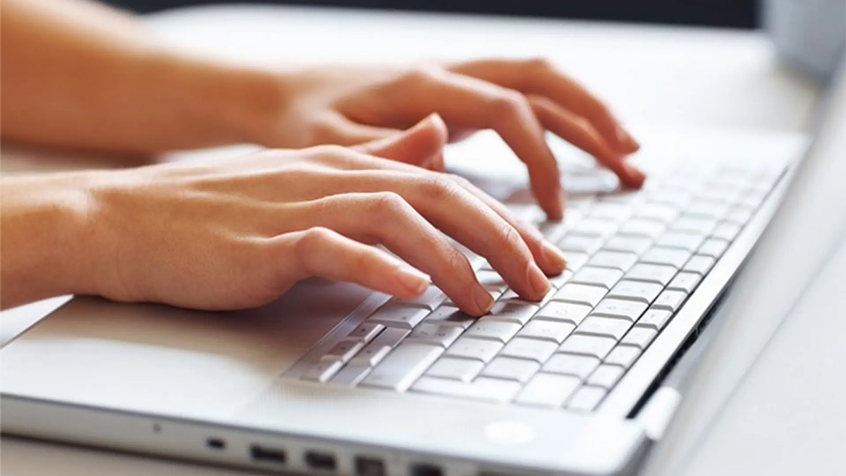 Sử dụng tổ hợp phím tắt để bật đèn bàn phím laptop Dell