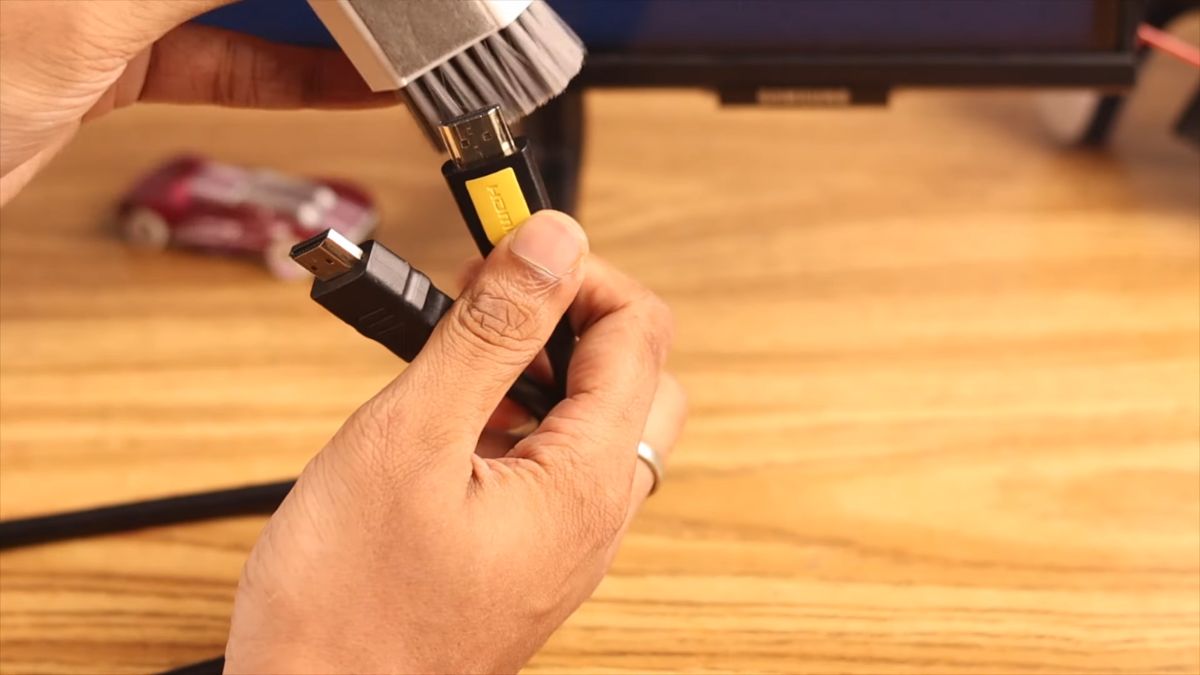 Tháo và cắm lại dây cáp kết nối