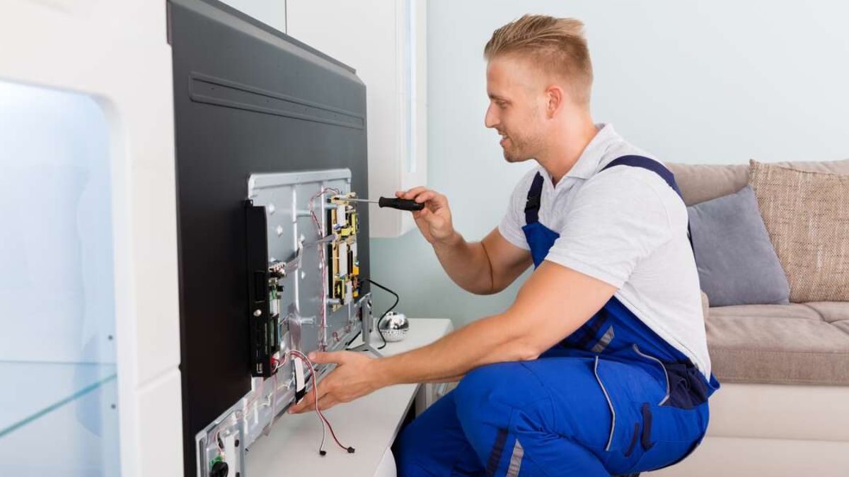 Khi nào cần gọi thợ bảo hành tivi Samsung?