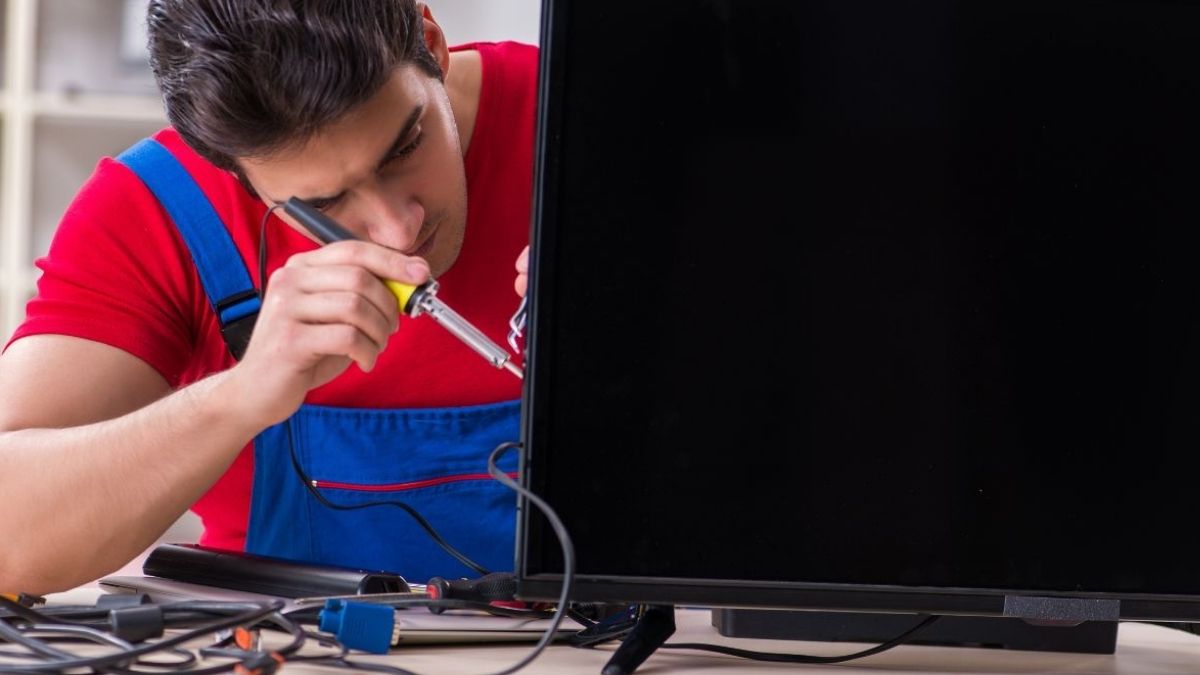 Khi nào nên gọi thợ sửa tivi Samsung chuyên nghiệp?