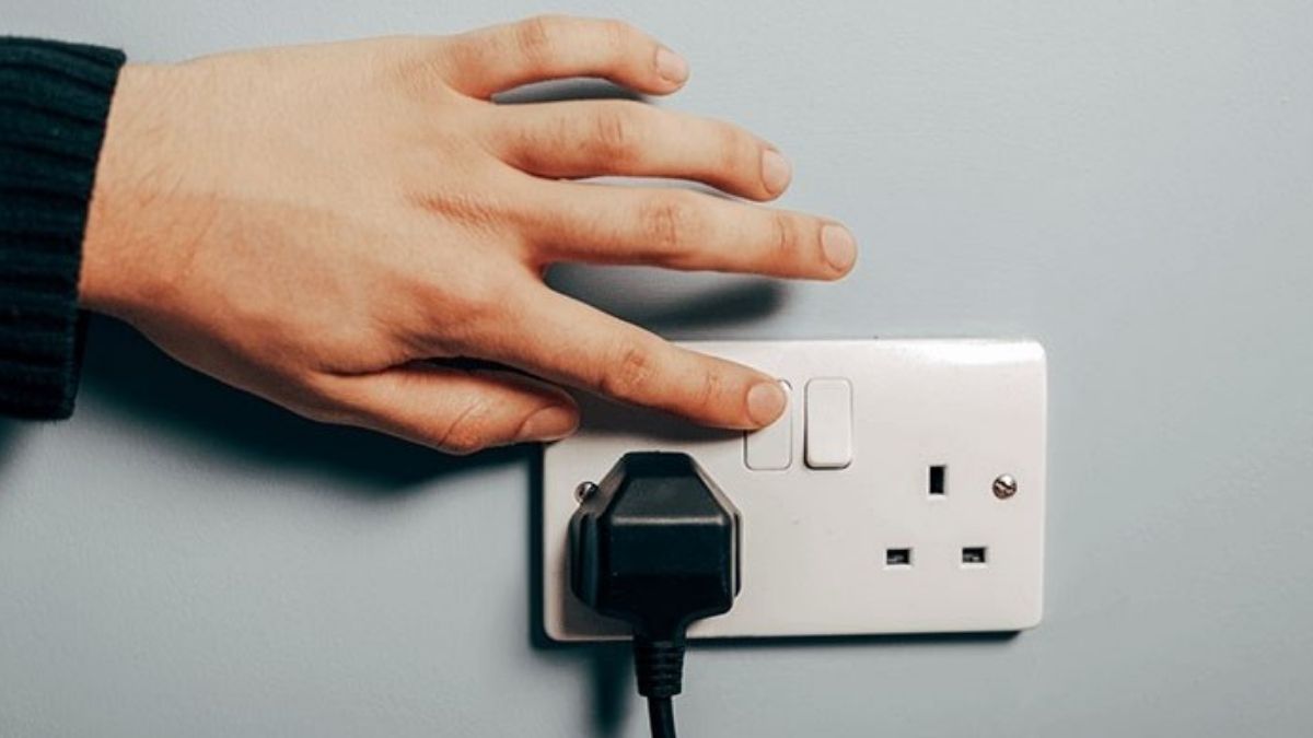 Nguồn điện không ổn định hoặc chập chờn làm tivi Samsung bị nháy đèn đỏ 5 lần