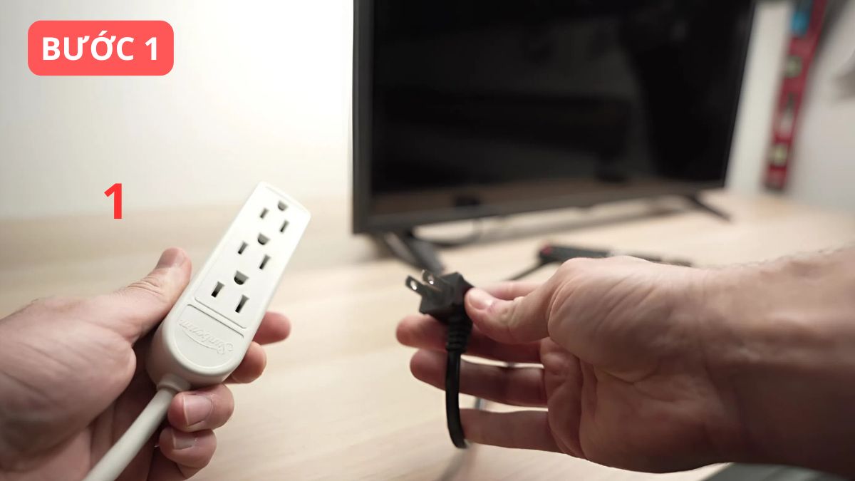 Rút điện xả nguồn để xử lý lỗi tivi Samsung bị nháy đèn đỏ không lên hình