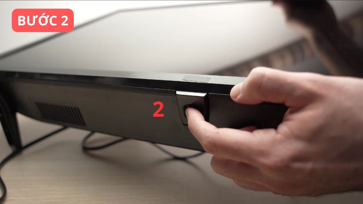 Rút điện xả nguồn để xử lý lỗi tivi Samsung bị nháy đèn đỏ không lên hình