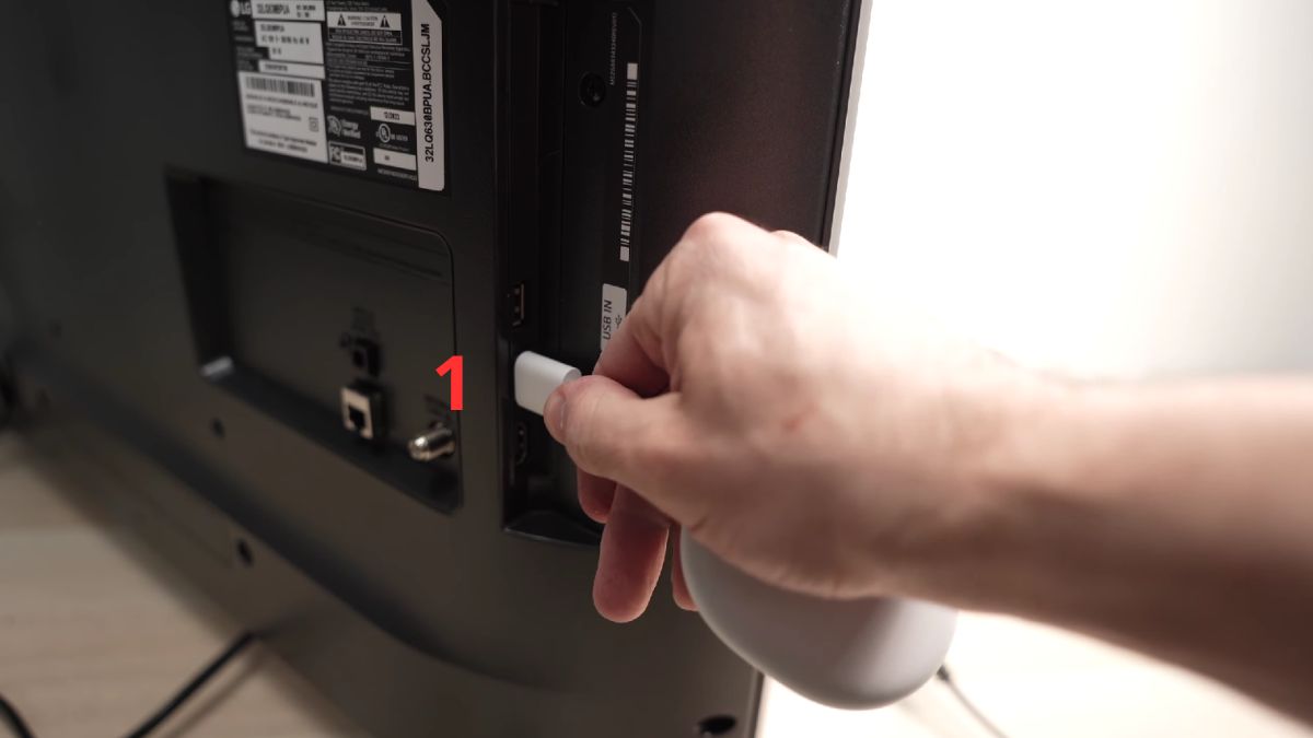 Kiểm tra kết nối HDMI và thiết bị ngoại vi