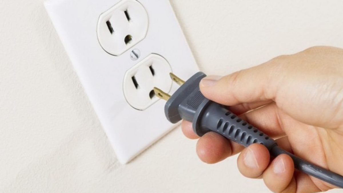 Rút điện tivi để reset nguồn