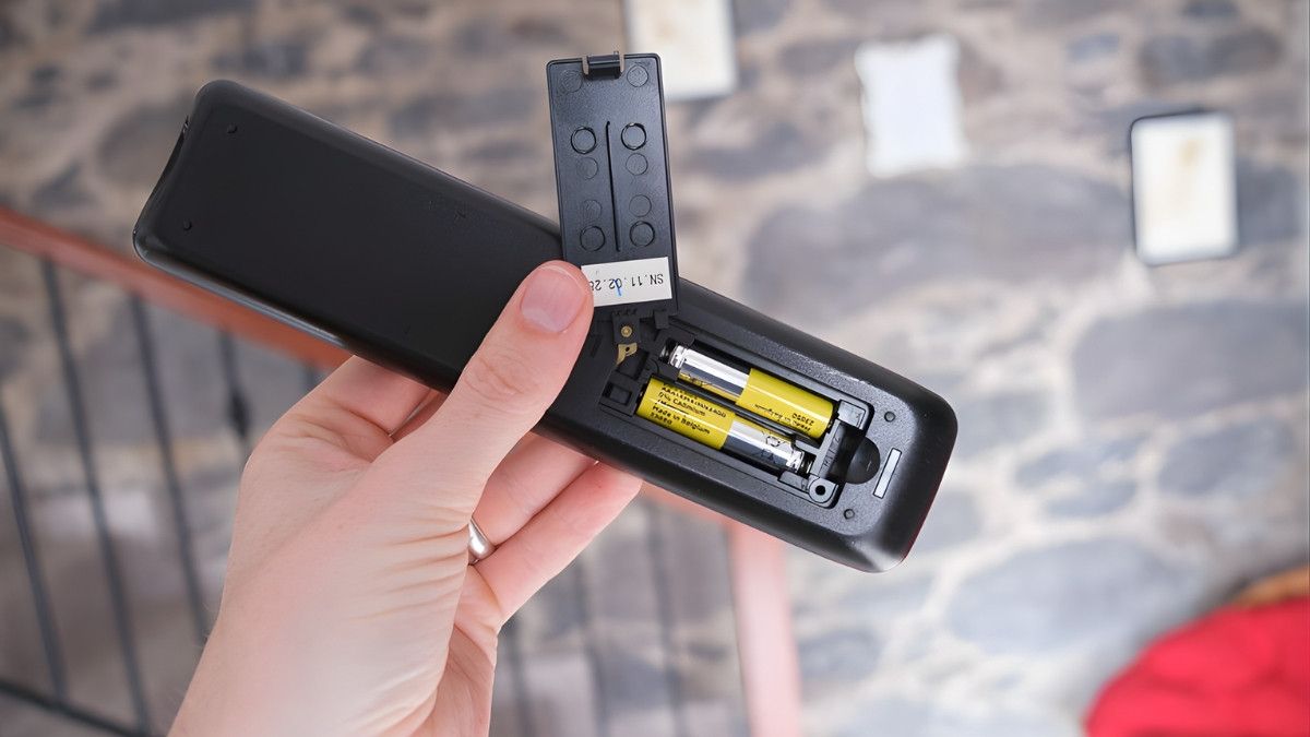 Kiểm tra và thay pin remote để sửa lỗi tình trạng tivi tự bật ban đêm