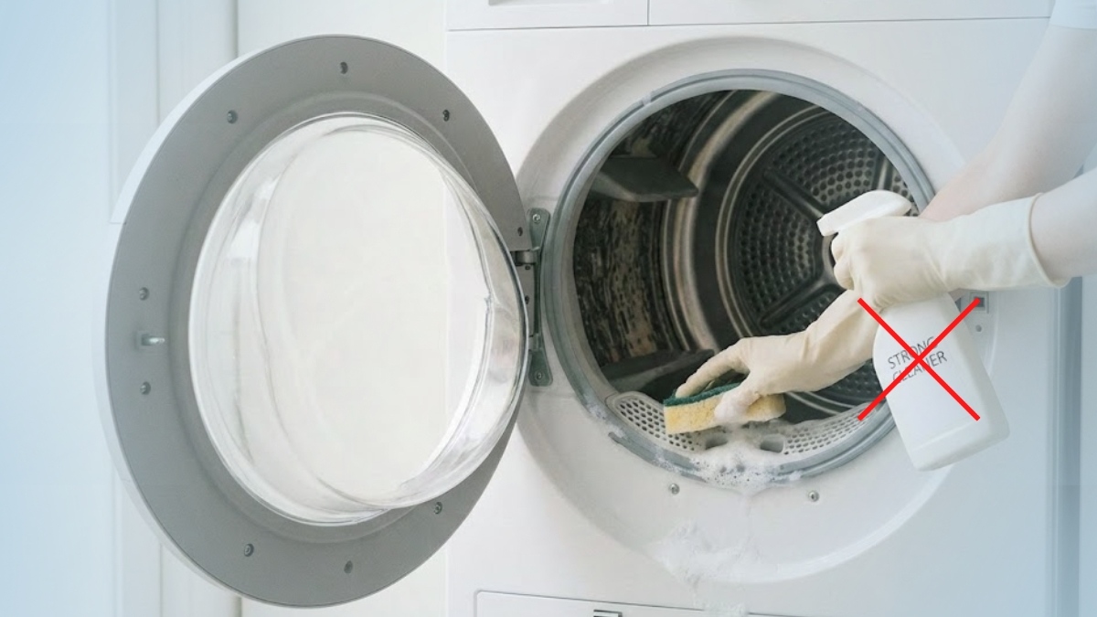 Sử dụng hóa chất  tẩy rửa mạnh là 1 sai lầm thường gặp khi vệ sinh máy sấy quần áo
