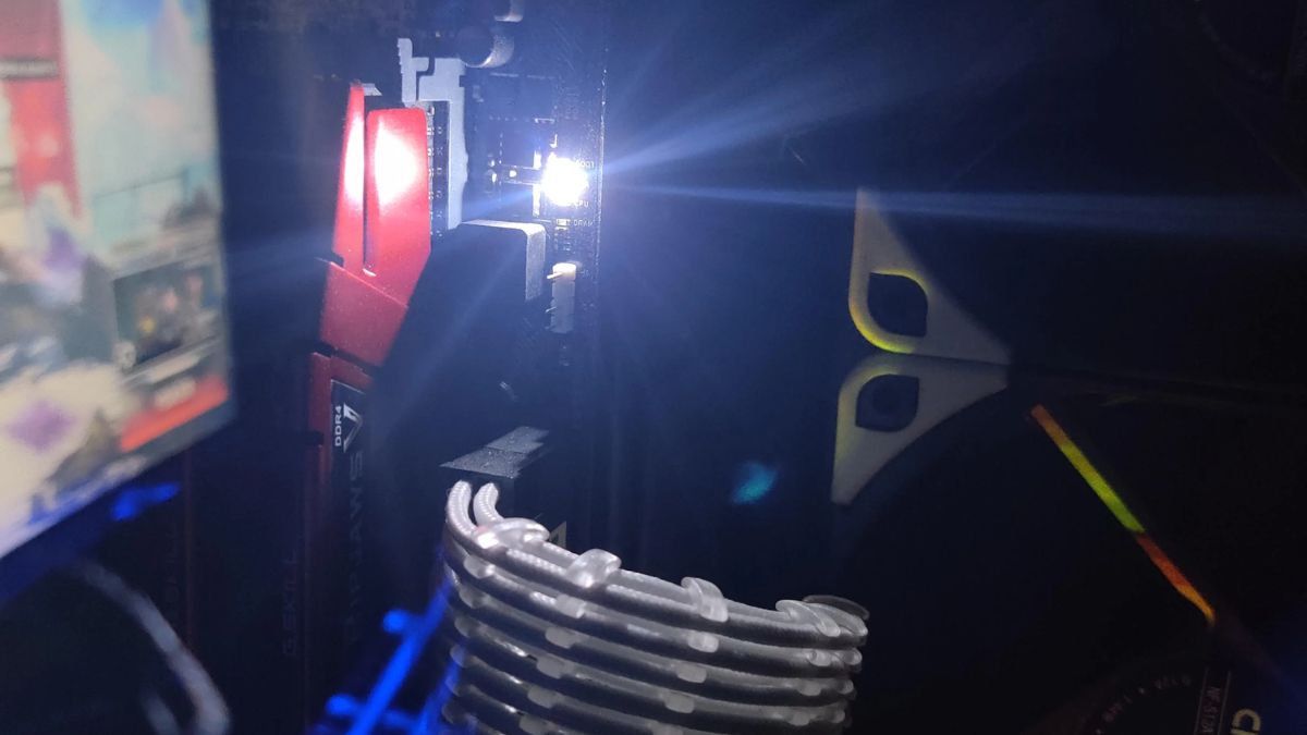 Dấu hiệu nhận biết lỗi VGA báo đèn trắng