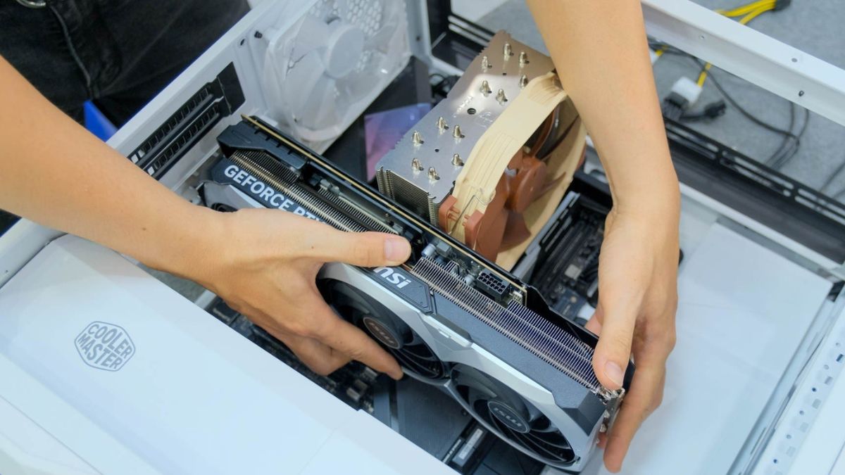 Kiểm tra và cắm lại card VGA để sửa lỗi báo đèn trắng